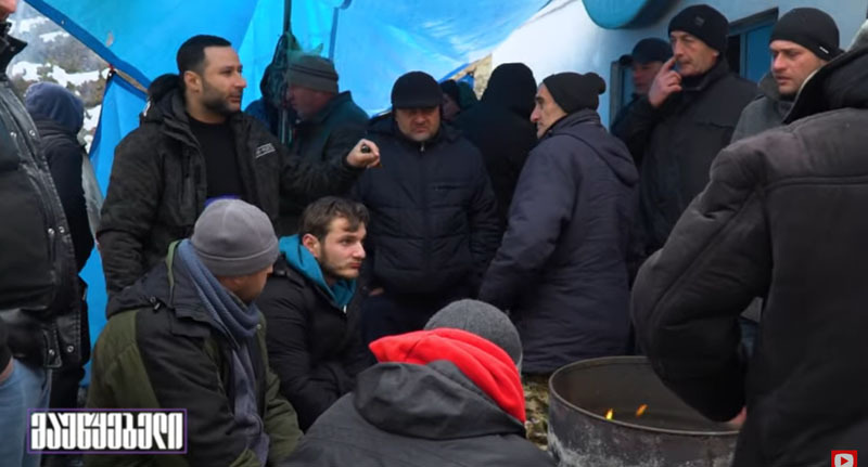 Работники завода "Саирме" во время забастовки. Стопкадр из видео https://www.youtube.com/watch?v=hhSsuvGttr0 Работники завода "Саирме" во время забастовки. Стопкадр из видео https://www.youtube.com/watch?v=hhSsuvGttr0