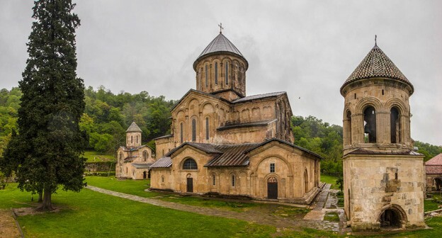 Гелатский монастырский комплекс. Фото: Ihor Burliai https://ru.wikipedia.org/wiki/Гелатский_монастырь#/media/Файл:Gelati_Monastery_1.jpg Гелатский монастырский комплекс. Фото: Ihor Burliai https://ru.wikipedia.org/wiki/Гелатский_монастырь#/media/Файл:Gelati_Monastery_1.jpg