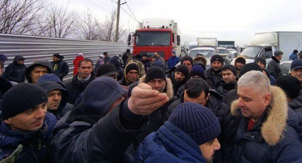 Забастовка на рынке "Агромолл" около Батайска. Скриншот https://t.me/batayskoe_vremya Забастовка на рынке "Агромолл" около Батайска. Скриншот https://t.me/batayskoe_vremya