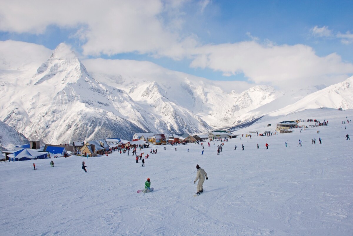 Горнолыжный курорт Донбай. Фото: http://www.dombaj.ru Горнолыжный курорт Донбай. Фото: http://www.dombaj.ru