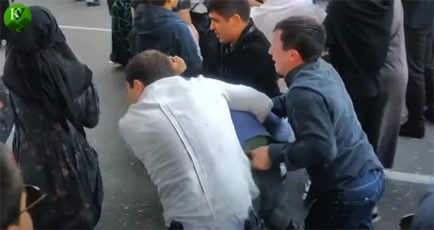 Задержание участника акции против мобилизации в Махачкале. Сентябрь 2022 г. Скриншот видео "Кавказского узла" https://www.youtube.com/watch?v=bCBMViHbxGI Задержание участника акции против мобилизации в Махачкале. Сентябрь 2022 г. Скриншот видео "Кавказского узла" https://www.youtube.com/watch?v=bCBMViHbxGI