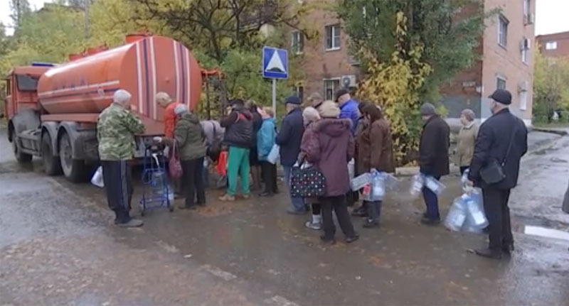 Очередь за водой в Каменске-Шахтинском. Стоп-кадр из видео https://tvzvezda.ru/news/202210272155-dcjaR.html Очередь за водой в Каменске-Шахтинском. Стоп-кадр из видео https://tvzvezda.ru/news/202210272155-dcjaR.html
