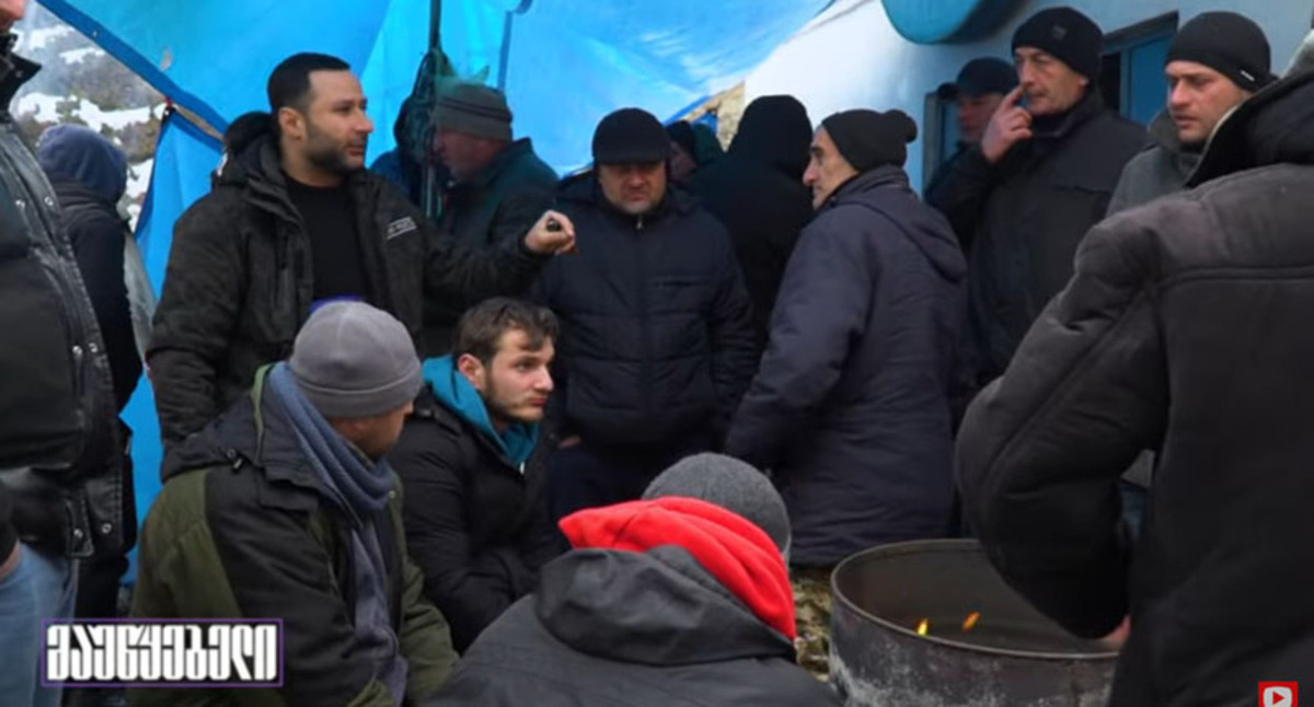 Работники завода "Саирме" во время забастовки. Стопкадр из видео https://www.youtube.com/watch?v=hhSsuvGttr0 Работники завода "Саирме" во время забастовки. Стопкадр из видео https://www.youtube.com/watch?v=hhSsuvGttr0