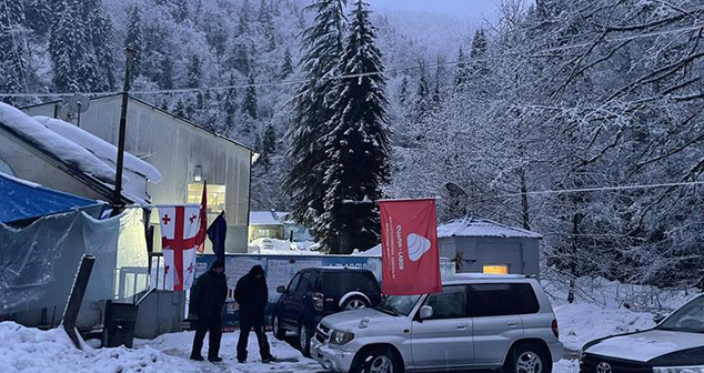 На месте забастовки работников "Саирме". Фото: https://www.newsgeorgia.ge/bastujushhie-rabotniki-zavoda-po-rozlivu-vody-sairme-trebujut-vstrechi-s-pravitelstvom/?fbclid=IwAR3ytaVWI3bRdgSGy8i9cGhSmlNPs593ujBOU_rfMWSVf9hET1RPu9lng9w На месте забастовки работников "Саирме". Фото: https://www.newsgeorgia.ge/bastujushhie-rabotniki-zavoda-po-rozlivu-vody-sairme-trebujut-vstrechi-s-pravitelstvom/?fbclid=IwAR3ytaVWI3bRdgSGy8i9cGhSmlNPs593ujBOU_rfMWSVf9hET1RPu9lng9w
