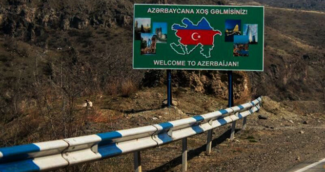 Баннер на границе Армении и Азербайджана. Фото: https://news.day.az Баннер на границе Армении и Азербайджана. Фото: https://news.day.az