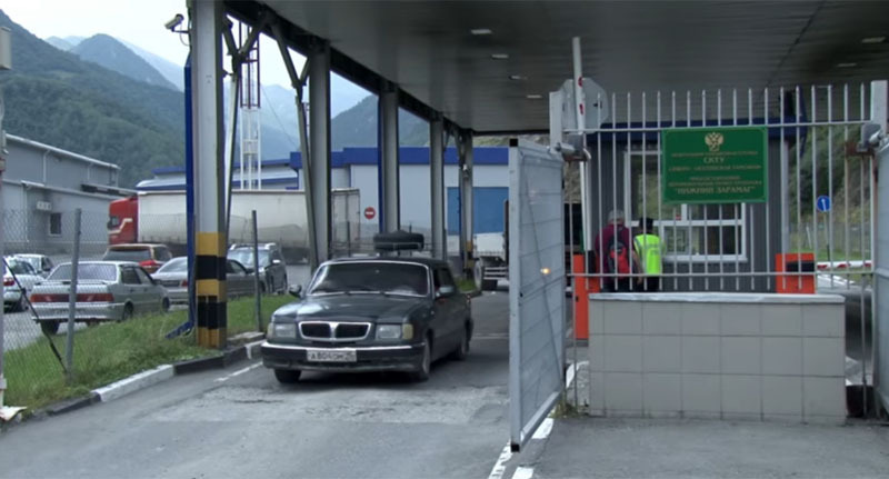 Автомобиль на МАПП "Нижний Зарамаг". Стопкадр из видео https://www.youtube.com/watch?v=xbh9OdNWXw0 Автомобиль на МАПП "Нижний Зарамаг". Стопкадр из видео https://www.youtube.com/watch?v=xbh9OdNWXw0