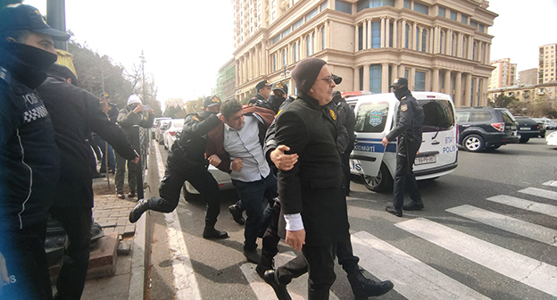 Полиция разогнала участников акции протеста у здания Минюста Азербайджана. Баку, 30 марта 2023 г. Фото Фаика Меджида для "Кавказского узла" Полиция разогнала участников акции протеста у здания Минюста Азербайджана. Баку, 30 марта 2023 г. Фото Фаика Меджида для "Кавказского узла"