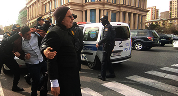 Задержание активистов на акции в защиту Ализамина Салаева. Баку, 30 марта 2023 г. Фото Фаика Меджида для "Кавказского узла" Задержание активистов на акции в защиту Ализамина Салаева. Баку, 30 марта 2023 г. Фото Фаика Меджида для "Кавказского узла"