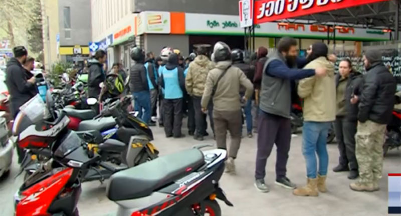 Курьеры Wolt на акции протеста в Тбилиси. Стоп-кадр из видео https://rustavi2.ge/ka/news/252418 Курьеры Wolt на акции протеста в Тбилиси. Стоп-кадр из видео https://rustavi2.ge/ka/news/252418