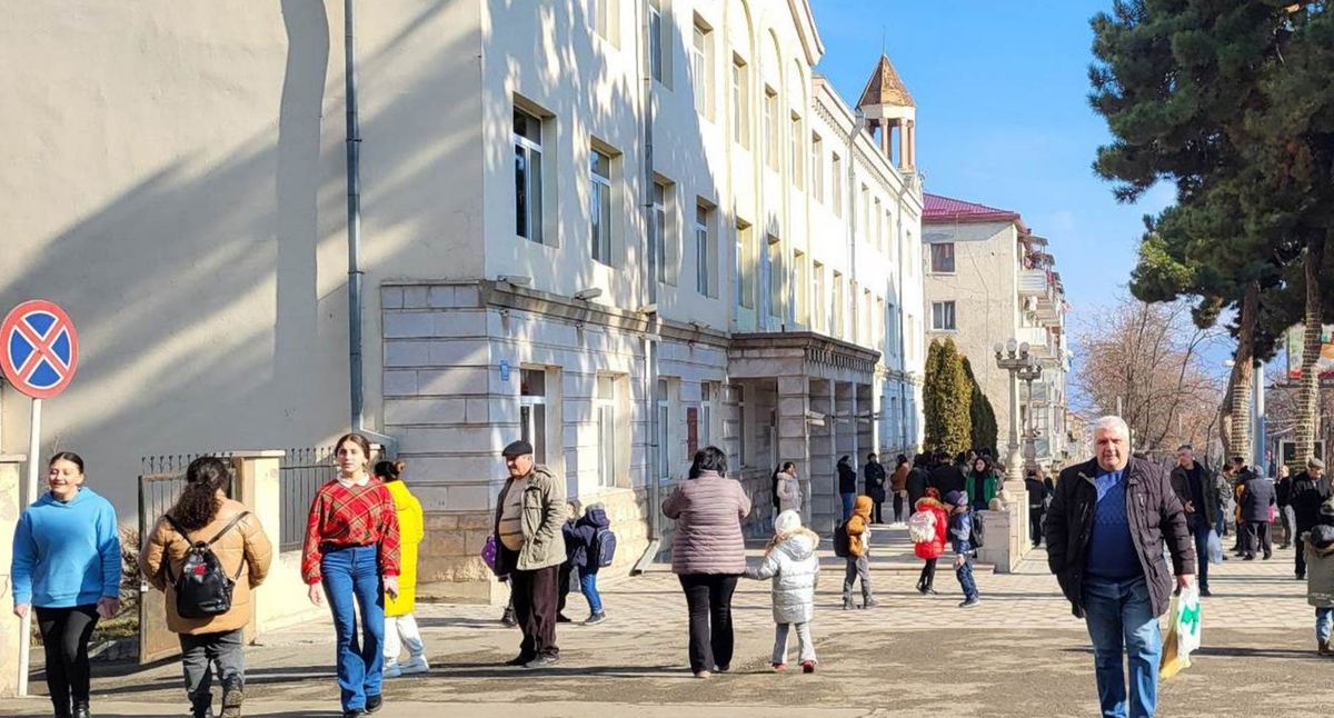Люди на улице Степанакерта. Февраль 2023 года. Фото Алвард Григорян для "Кавказского узла". Люди на улице Степанакерта. Февраль 2023 года. Фото Алвард Григорян для "Кавказского узла".