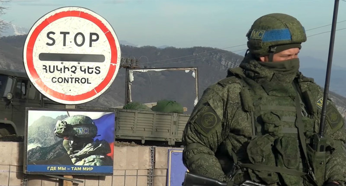 Российский миротворец в Нагорном Карабахе. Стоп-кадр из видео https://www.youtube.com/watch?v=BxMwbZXteoI Российский миротворец в Нагорном Карабахе. Стоп-кадр из видео https://www.youtube.com/watch?v=BxMwbZXteoI