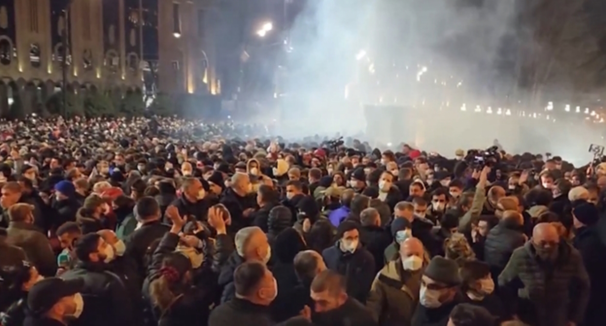 Участники акции протеста в Тбилиси. Кадр видео https://vk.com/video-212783184_456239456 Участники акции протеста в Тбилиси. Кадр видео https://vk.com/video-212783184_456239456