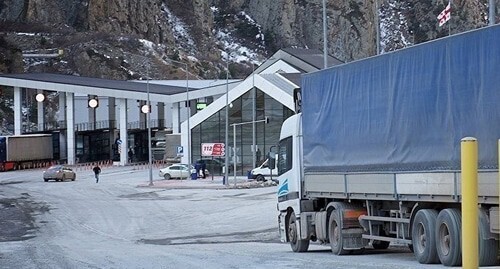 Грузовик на Военно-Грузинской дороге. Фото: пресс-служба МЧС https://26.mchs.gov.ru/deyatelnost/press-centr/operativnaya-informaciya/4627696 Грузовик на Военно-Грузинской дороге. Фото: пресс-служба МЧС https://26.mchs.gov.ru/deyatelnost/press-centr/operativnaya-informaciya/4627696