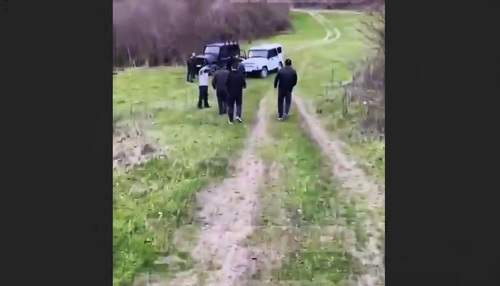 Родственники Амира Бокова прочесывают местность. Стоп-кадр видео из Telegram-канала "ЧП Кавказ" от 30.03.23, https://t.me/chp_kavkaz/13225 Родственники Амира Бокова прочесывают местность. Стоп-кадр видео из Telegram-канала "ЧП Кавказ" от 30.03.23, https://t.me/chp_kavkaz/13225