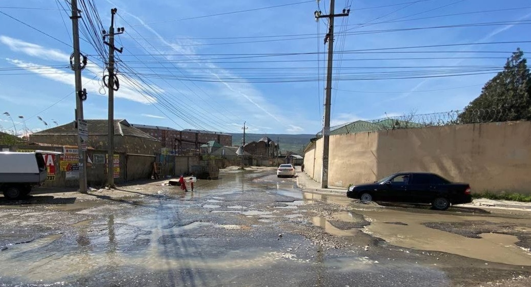 Лужи на улице в Махачкале. Фото из телеграм-канала Ризвана Газимагомедова https://t.me/rizvangazimagomedov/1567 Лужи на улице в Махачкале. Фото из телеграм-канала Ризвана Газимагомедова https://t.me/rizvangazimagomedov/1567