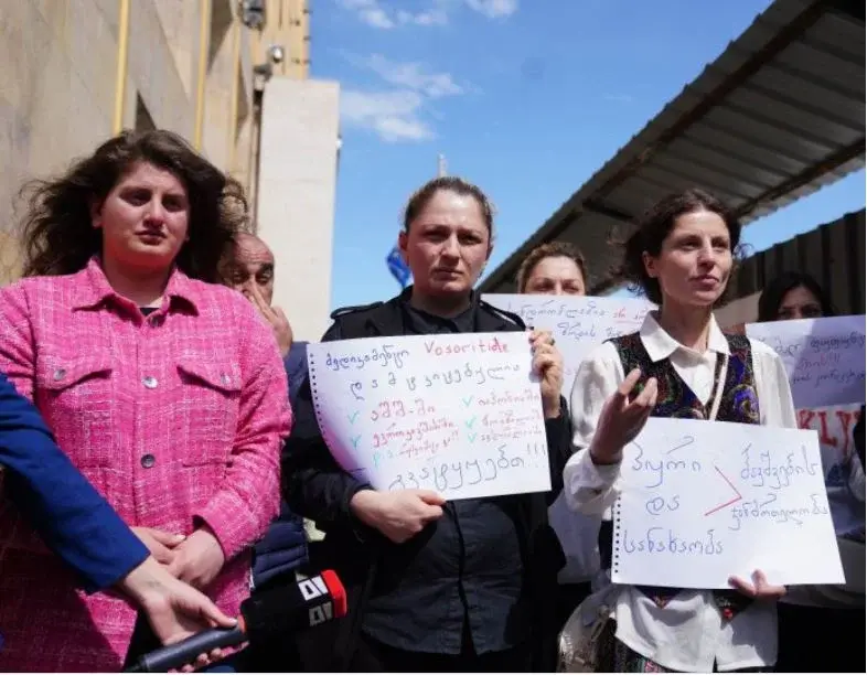 Родители детей с ахондроплазией во время акции протеста в Тбилиси. Фото Civil Georgia Родители детей с ахондроплазией во время акции протеста в Тбилиси. Фото Civil Georgia