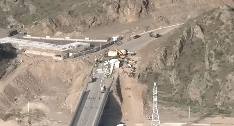 Установка азербайджанского КПП на мосту Хакари. Стоп-кадр из видео https://www.youtube.com/watch?v=P-0HHcuXxe0