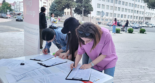 Молодежь Нагорного Карабаха начала сбор подписей граждан под петицией «Нет этническим чисткам в Арцахе». Степанакерт. 28 апреля 2023 г. Фото Алвард Григорян для "Кавказского узла" Молодежь Нагорного Карабаха начала сбор подписей граждан под петицией «Нет этническим чисткам в Арцахе». Степанакерт. 28 апреля 2023 г. Фото Алвард Григорян для "Кавказского узла"