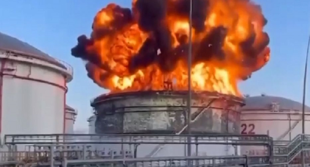 Пожар на нефтебазе в Таманском районе, стоп-кадр видео ntv.ru Пожар на нефтебазе в Таманском районе, стоп-кадр видео ntv.ru