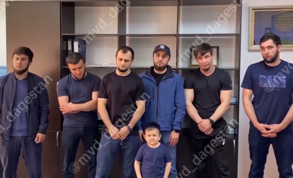 Хасбулла Магомедов и другие задержанные. Стоп-кадр видео из Telegram-канала МВД Дагестана от 08.05.2023, https://t.me/mvd_dagestan/3604