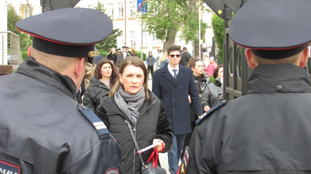 Проход по пропускам через рамки металлоискателей. Фото Вячеслава Ященко для "Кавказского узла".