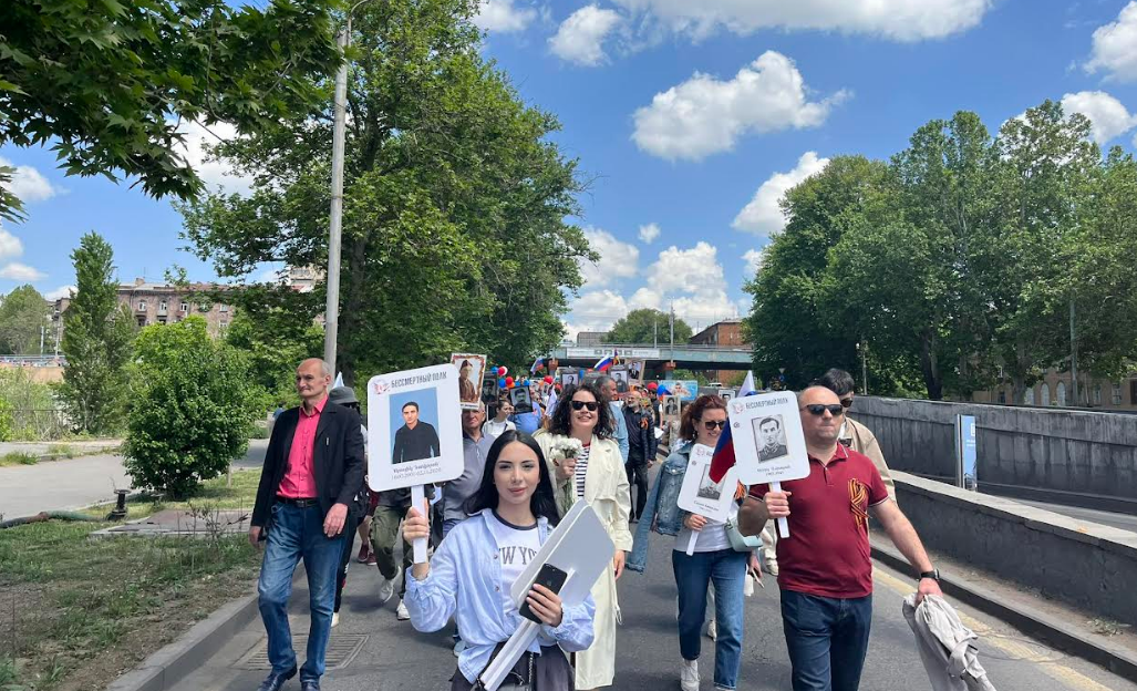 Участники акции "Бессмертный полк" в Ереване. Фото Тиграна Петросяна для "Кавказского узла". Участники акции "Бессмертный полк" в Ереване. Фото Тиграна Петросяна для "Кавказского узла".
