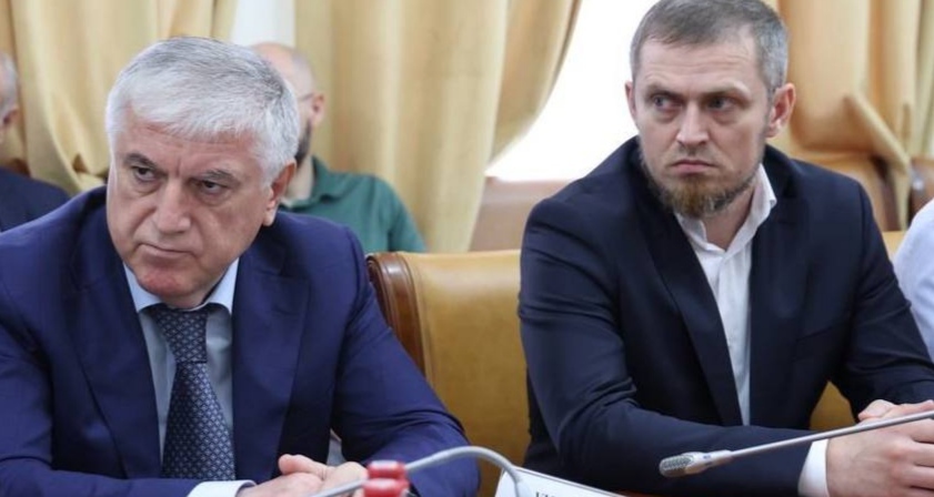 Мэр Махачкалы Юсуп Умавов и активист движения "Город наш" Арсен Магомедов на совещании в правительстве Дагестана. Махачкала, 27 мая 2023 года. Фото из телеграм-канала Арсена Магомедова https://t.me/thelawyersays/381 Мэр Махачкалы Юсуп Умавов и активист движения "Город наш" Арсен Магомедов на совещании в правительстве Дагестана. Махачкала, 27 мая 2023 года. Фото из телеграм-канала Арсена Магомедова https://t.me/thelawyersays/381