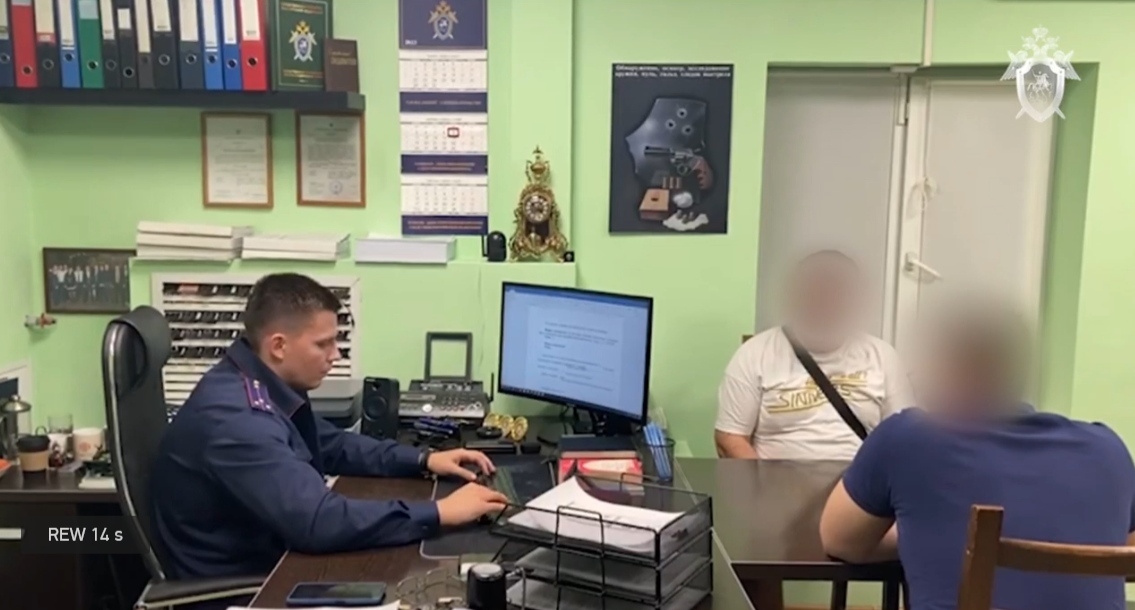 Следователь опрашивает задержанного краснодарца. Кадр видео управления СКР по Краснодарскому краю https://kuban.sledcom.ru/news/item/1800388/ Следователь опрашивает задержанного краснодарца. Кадр видео управления СКР по Краснодарскому краю https://kuban.sledcom.ru/news/item/1800388/