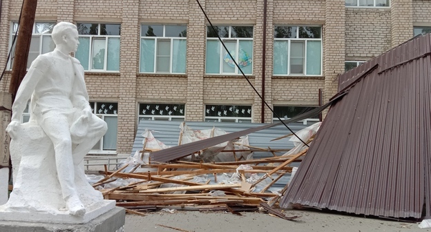 Упавшая кровля школы в поселке Клетский. 11 июня 2023 года. Фото Вячеслава Ященко для "Кавказского узла". Упавшая кровля школы в поселке Клетский. 11 июня 2023 года. Фото Вячеслава Ященко для "Кавказского узла".