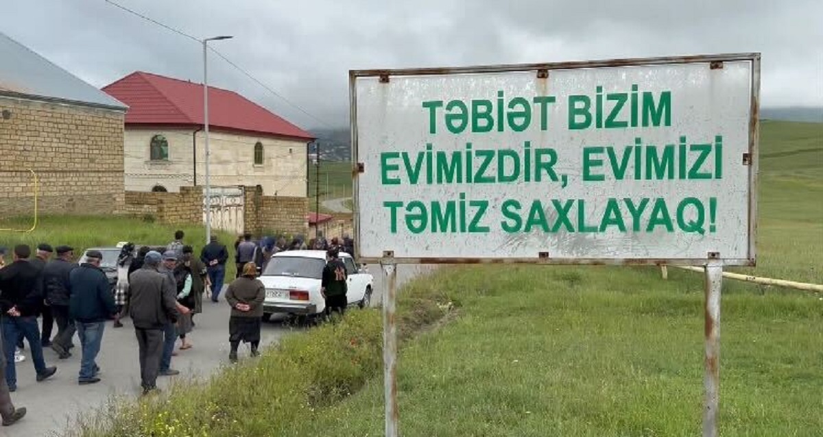 Надпись на вывеске: "Природа наш дом, сохраним наш дом чистым" в селе Союдлу. Фото: "Мейдан ТВ" https://www.meydan.tv/ru/article/vtoroj-den-protesta-v-sele-soyudlu-lyudi-trebuyut-osvobozhdeniya-zaderzhannyh"