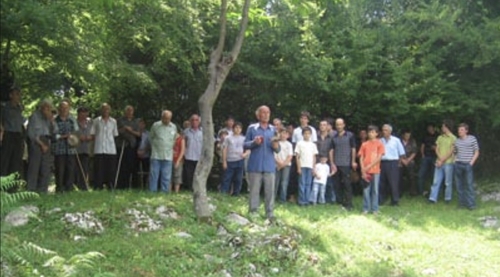 Ацуныхуа фамилии Барцыц в сел. Блабырхуа Гудаутского района,2007 г. Фото из книги Р.М. Барцыца
"Абхазский религиозный синкретизм в культовых комплексах и   современной обрядовой практике"