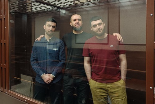 Кемал Тамбиев, Абубакар Ризванов и Абдулмумин Гаджиев в суде 20 июля 2023 года. Фото
https://t.me/rusnews/38094?single