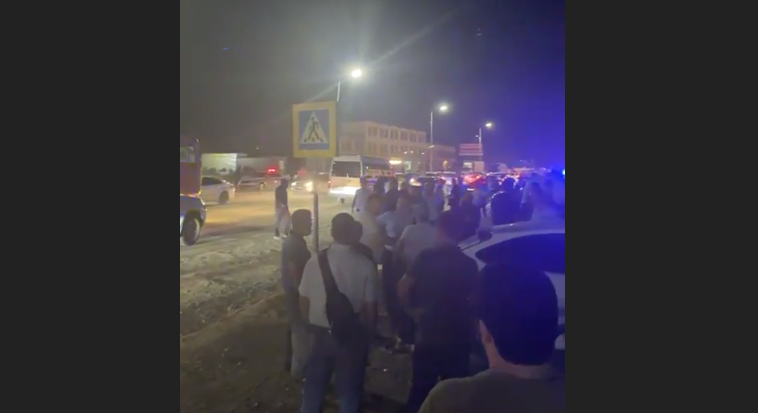 Протест жителей Карамана-2. Стоп-кадр видео Telegram-канала "Спросите у Расула" от 13.08.23, https://t.me/chernovik/57646. Протест жителей Карамана-2. Стоп-кадр видео Telegram-канала "Спросите у Расула" от 13.08.23, https://t.me/chernovik/57646.