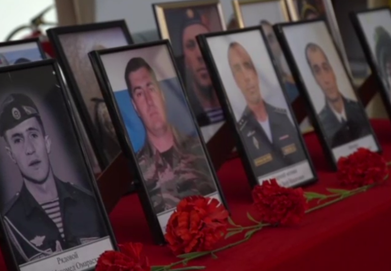 Портреты погибших на Украине в администрации Каспийска. Стоп-кадр видео из Telegram-канала администрации города от 17.08.23, https://t.me/admkasp/10150
Портреты погибших на Украине в администрации Каспийска. Стоп-кадр видео из Telegram-канала администрации города от 17.08.23, https://t.me/admkasp/10150