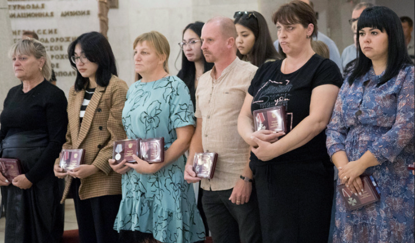 Родные погибших. Скриншот фото с сайта музея-панорамы "Сталинградская битва" от 12.09.23, https://stalingrad-battle.ru/about/m-news/2023/11177/
