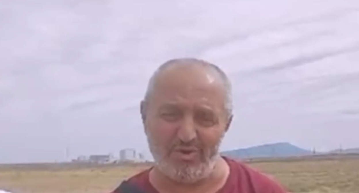 Отец погибших бойцов обращается к Путину. Стоп-кадр видео из Telegram-канала "Нетипичная Махачкала" от 18.09.23, https://t.me/official_atypical/14951
