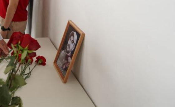 Цветы у фото Камиля Курбанова. Скриншот фото из Telegram-канала администрации Каякентского района от 09.09.23, https://t.me/kayakentrayon/8739 Цветы у фото Камиля Курбанова. Скриншот фото из Telegram-канала администрации Каякентского района от 09.09.23, https://t.me/kayakentrayon/8739