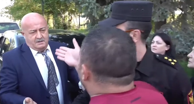 Участники противостояния в "Ераблуре", стоп-кадр видео канала 
NEWS AM https://www.youtube.com/watch?v=QOhb2-yjxUY