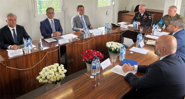 Представители властей Азербайджана и жителей Карабаха во время встречи в Ходжалы. Фото: azertag.az
