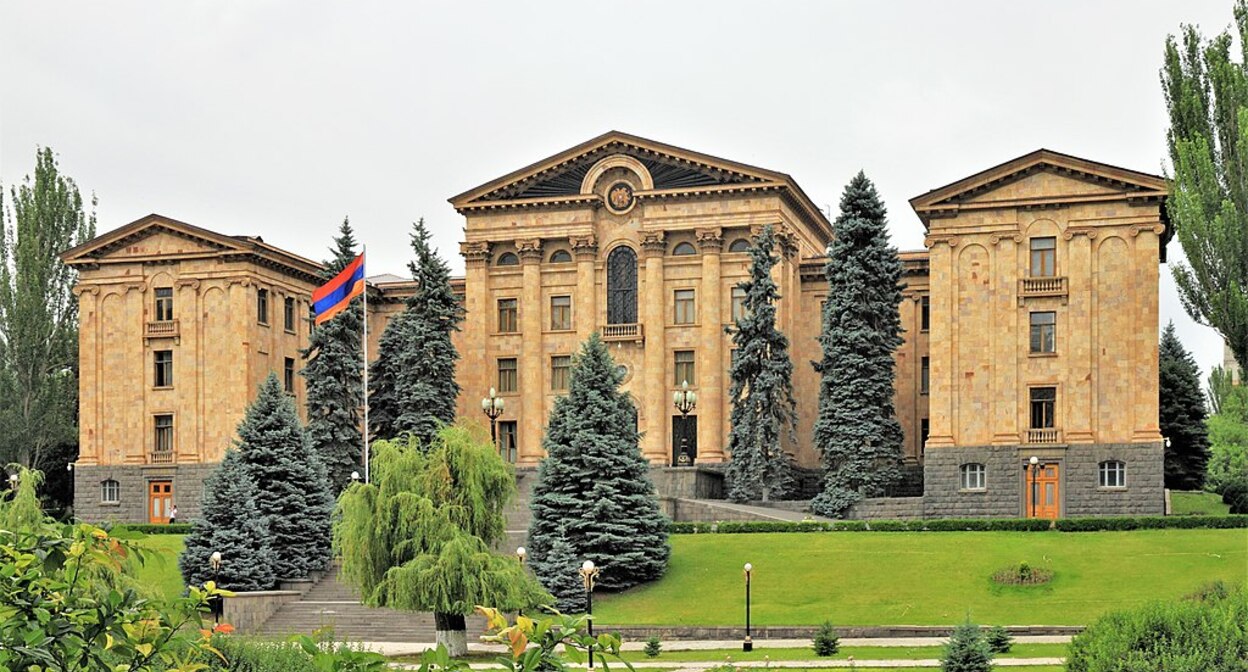 Парламент Армении. Фото: Marcin Konsek / Wikimedia Commonshttps://ru.wikipedia.org/  