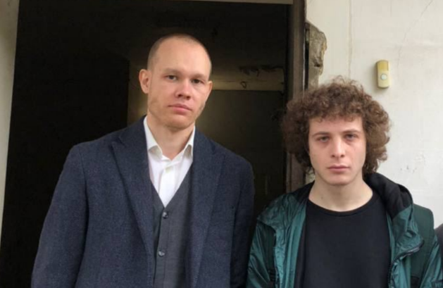 Адвокат Рустам Мухамадеев (слева) и Михаил Селицкий (справа). Скриншот фото из Telegram-канала RusNews от 24.10.22, https://t.me/rusnews/19177
Адвокат Рустам Мухамадеев (слева) и Михаил Селицкий (справа). Скриншот фото из Telegram-канала RusNews от 24.10.22, https://t.me/rusnews/19177