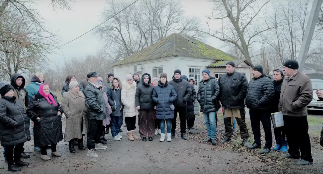 Обращение жителей поселка Зеленый к Путину. Скриншот видео из сообщества "ВКонтакте" Azak Tv от 08.12.23, https://vk.com/azak_tv?w=wall-148824244_1630
