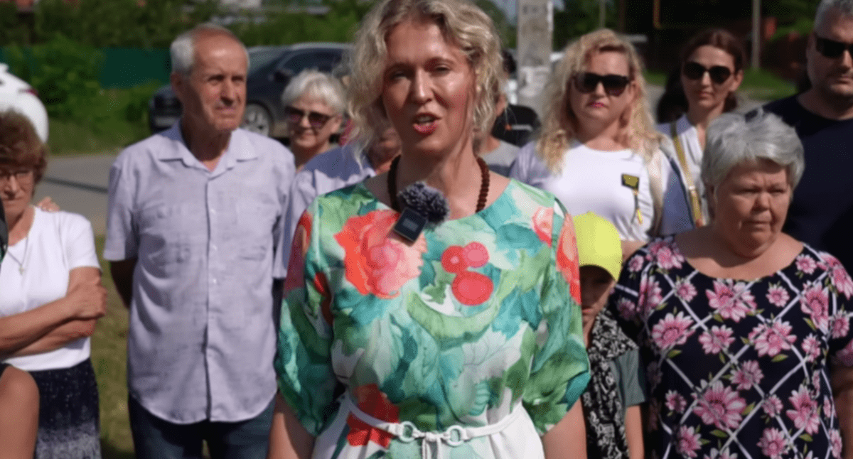 Наталья Гаряева (на переднем плане) и жители Полтавской. Скриншот видео канала Ne_Novosti 18.07.23, https://www.youtube.com/watch?v=UunwkqYOEmc