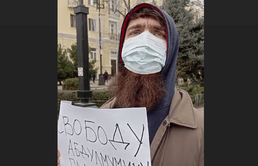 Мужчина развернул плакат во время акции Идриса Юсупова (внесен в реестр иноагентов), из-за чего журналисту пришлось прервать свою. Стоп-кадр видео Telegram-канала "Черновик" от 29.01.24, https://t.me/chernovik/67013 Мужчина развернул плакат во время акции Идриса Юсупова (внесен в реестр иноагентов), из-за чего журналисту пришлось прервать свою. Стоп-кадр видео Telegram-канала "Черновик" от 29.01.24, https://t.me/chernovik/67013