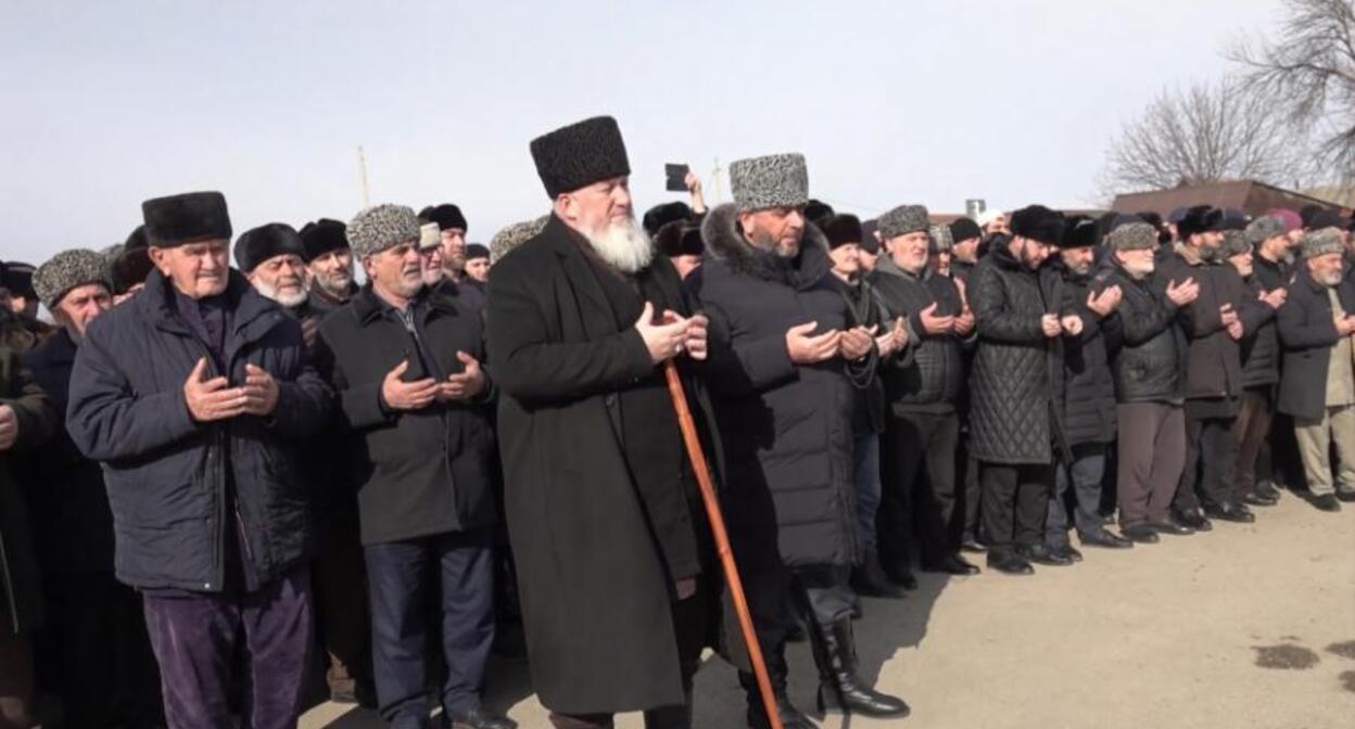 В селе Самашки Ачхой-Мартановского района прошел обряд примирения семей кровников. Фото: "Грозный-Информ" https://www.grozny-inform.ru/news/society/158231/