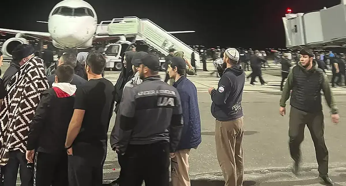 Беспорядки в аэропорту Махачкалы. 29 октября 2023 года. Кадр видео https://ru.euronews.com/2023/10/30/ru-russia-dagestan-airport-chaos
Беспорядки в аэропорту Махачкалы. 29 октября 2023 года. Кадр видео https://ru.euronews.com/2023/10/30/ru-russia-dagestan-airport-chaos