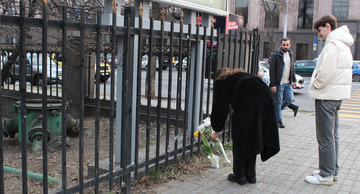 Возложение цветов к импровизированному мемориалу Навальному. Ереван, 4 марта 2024 г. Фото Тиграна Петросяна для "Кавказского узла" Возложение цветов к импровизированному мемориалу Навальному. Ереван, 4 марта 2024 г. Фото Тиграна Петросяна для "Кавказского узла"