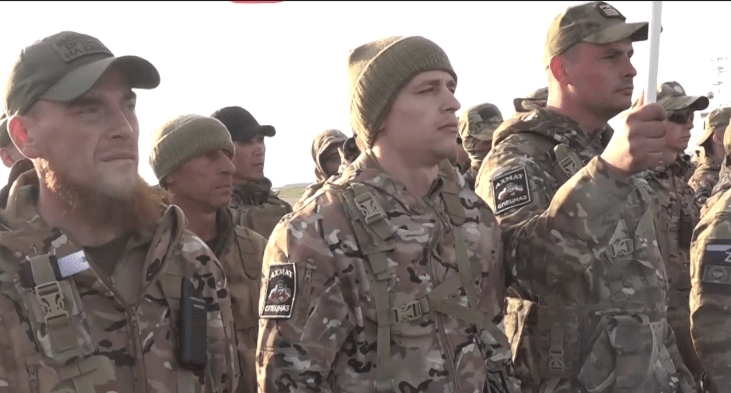 Добровольцы в аэропорту Грозного. Стоп-кадр видео из Telegram-канала Рамзана Кадырова от 02.04.23, https://t.me/RKadyrov_95/4635
