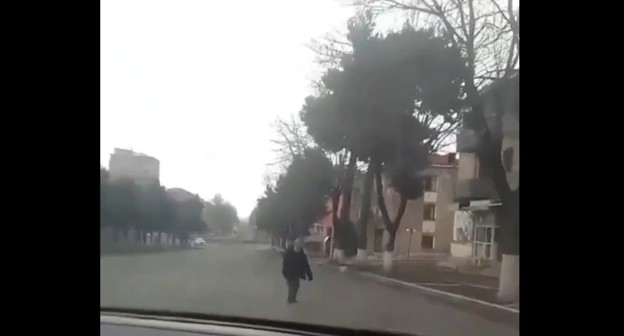 Оставшийся в Степанакерте армянин, стоп-кадр видео https://twitter.com/LindseySnell/status/1777353679630209096 Оставшийся в Степанакерте армянин, стоп-кадр видео https://twitter.com/LindseySnell/status/1777353679630209096