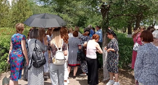 Люди пришли поддержать в суде Свидетельниц Иеговы* из Элисты. 5 июня 2024 г. Фото корреспондента "Кавказского узла" Люди пришли поддержать в суде Свидетельниц Иеговы* из Элисты. 5 июня 2024 г. Фото корреспондента "Кавказского узла"